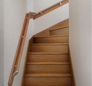 階段手すりが必要な理由と２つの大切な役割について解説！