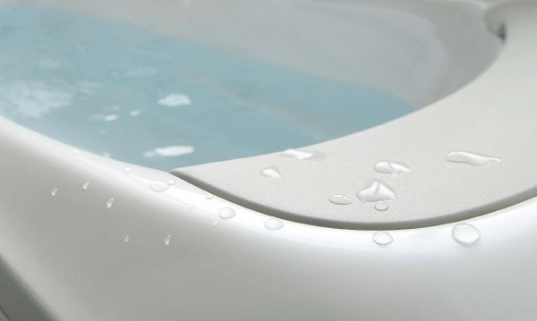 TOTOの「人工大理石浴槽」水も皮脂も弾く特殊処理でカンタンお手入れ！